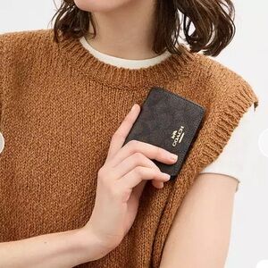 Coach Mini Wallet On A Chain 🖤🤎 purse